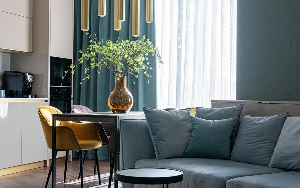 Stue med blå sofa